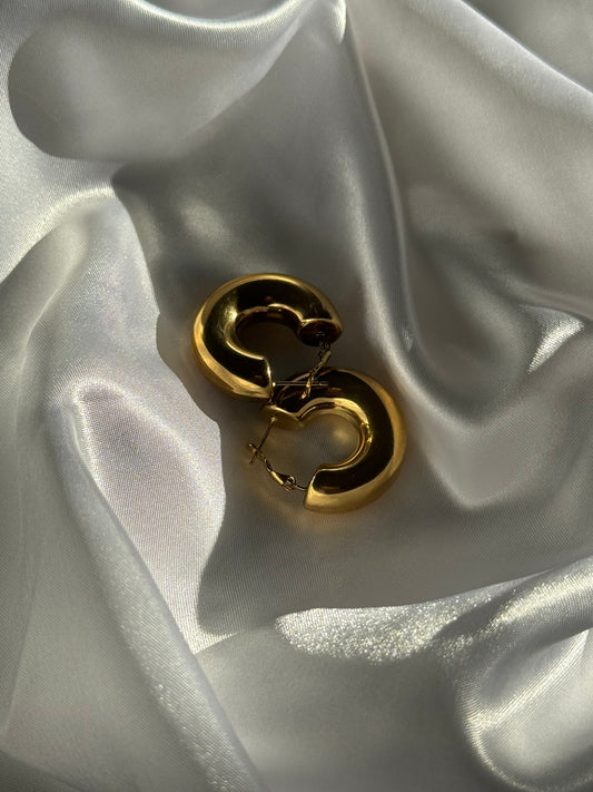 Boucles d'oreilles Luna Piena en acier inoxydable doré sur fond blanc satiné - Onaïa Bijoux