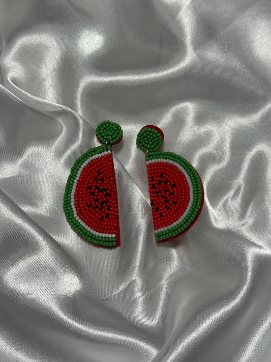 Boucles d'oreilles pépina en perles rouges en forme de pastèque sur fond blanc satiné - Onaïa Bijoux