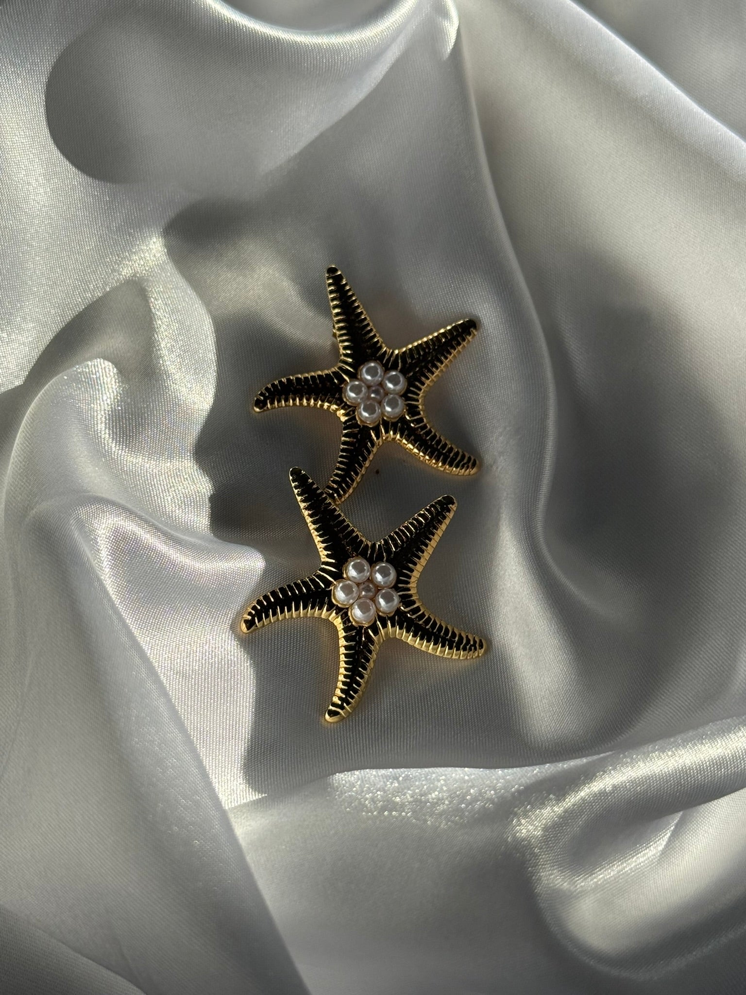 Boucles d'oreilles stellina en acier inoxydable doré sur fond blanc satiné - Onaïa Bijoux