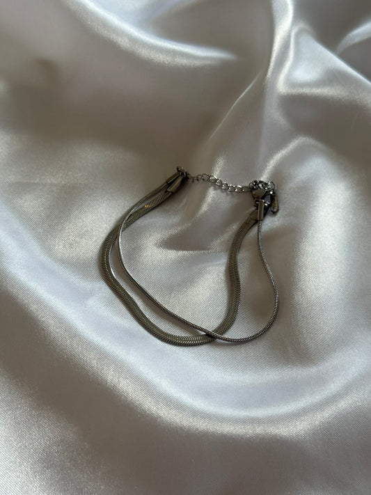 Bracelet Alma en acier inoxydable argenté sur fond blanc satiné - Onaïa Bijoux