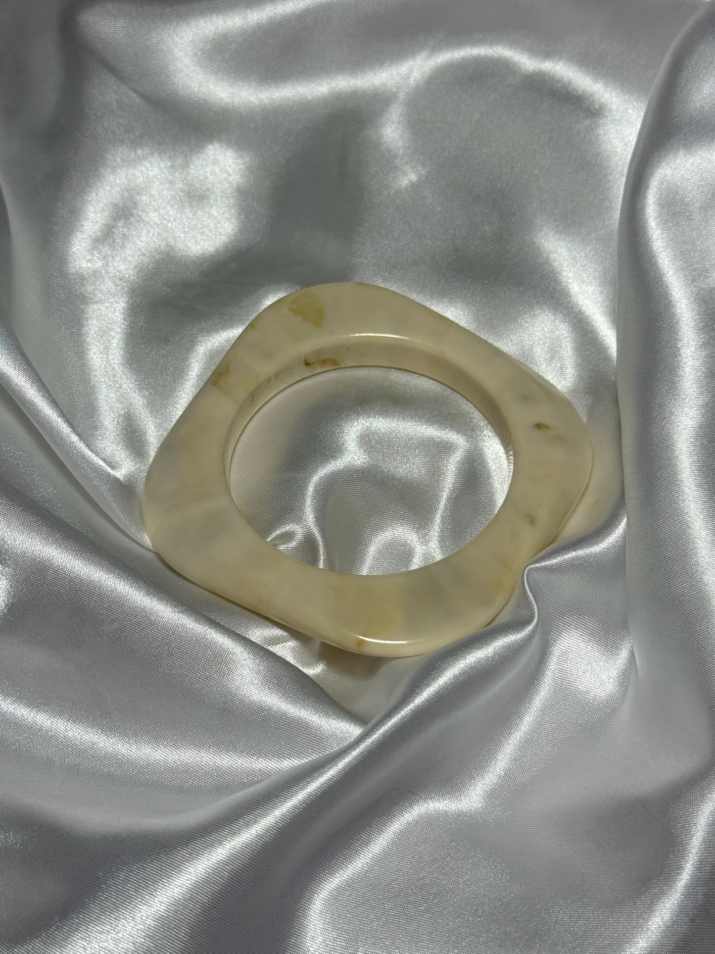 Bracelet Ambra pris en photo sur fond satiné, une création signée Onaïa Bijoux