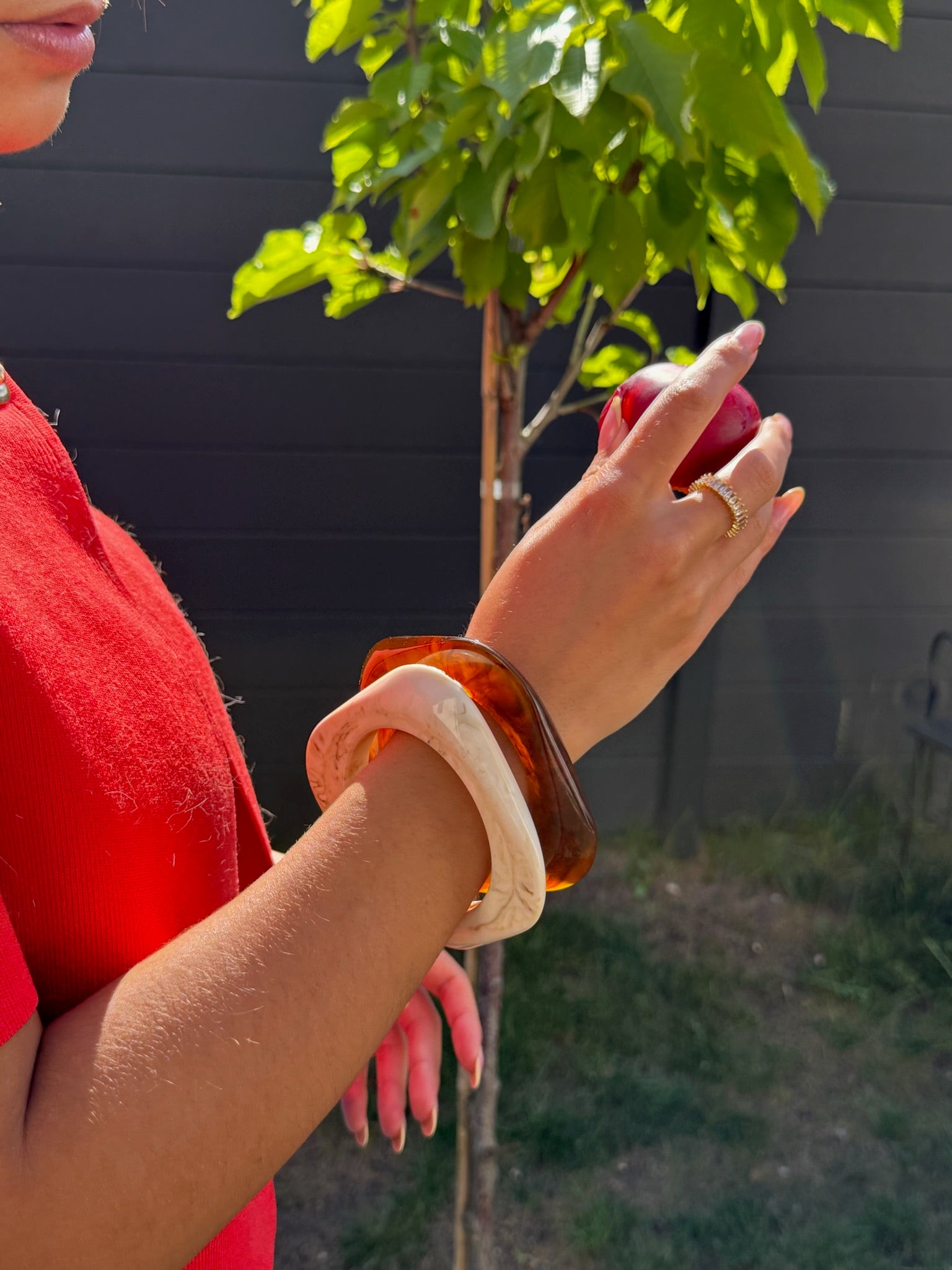 Bracelet Ambra mis en avant avec d'autres joyaux d'Onaïa avec un decor floral 