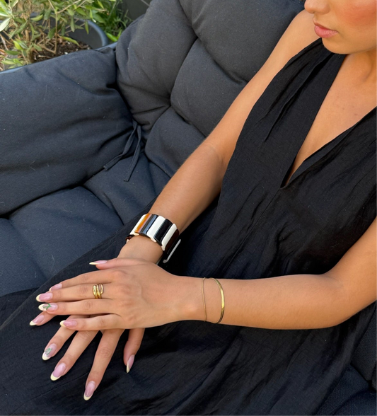 Bracelet Bruma en résine porté avec d'autres joyaux d'Onaïa dans une tenue à la fois chic et décontractée, signé Onaïa Bijoux