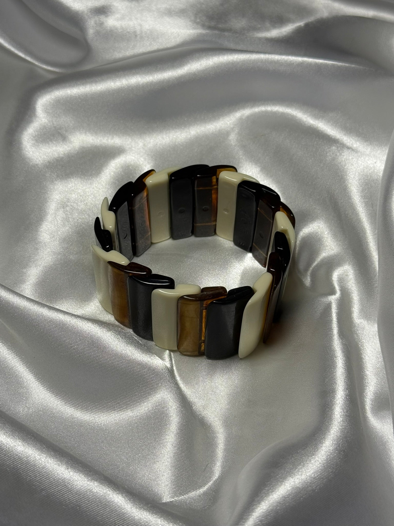 Bracelet Bruma en résine ivoire ambre et noir sur fond blanc satiné - Onaïa Bijoux