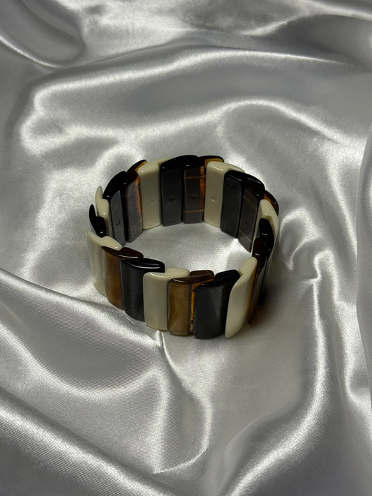 Bracelet Bruma en résine ivoire ambre et noir sur fond blanc satiné - Onaïa Bijoux