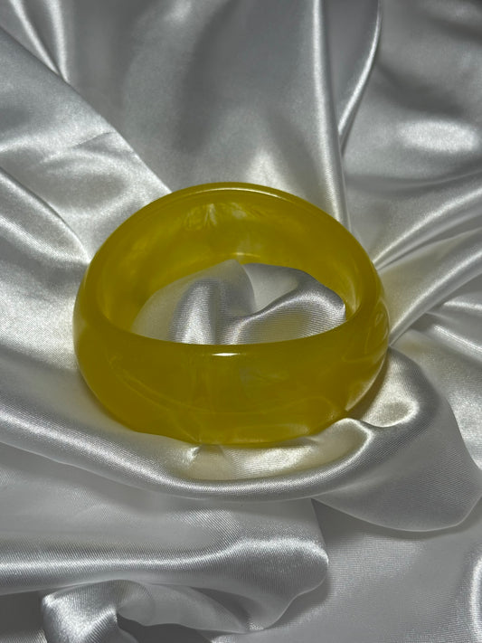 Bracelet Citronella en résine jaune sur fond blanc satiné - Onaïa Bijoux