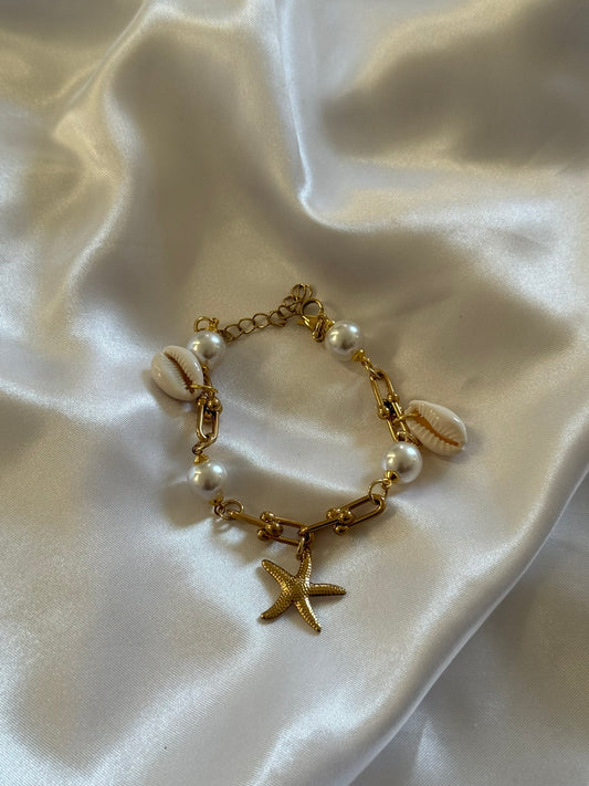 Bracelet Coralline en acier inoxydable doré sur fond blanc satiné - Onaïa Bijoux