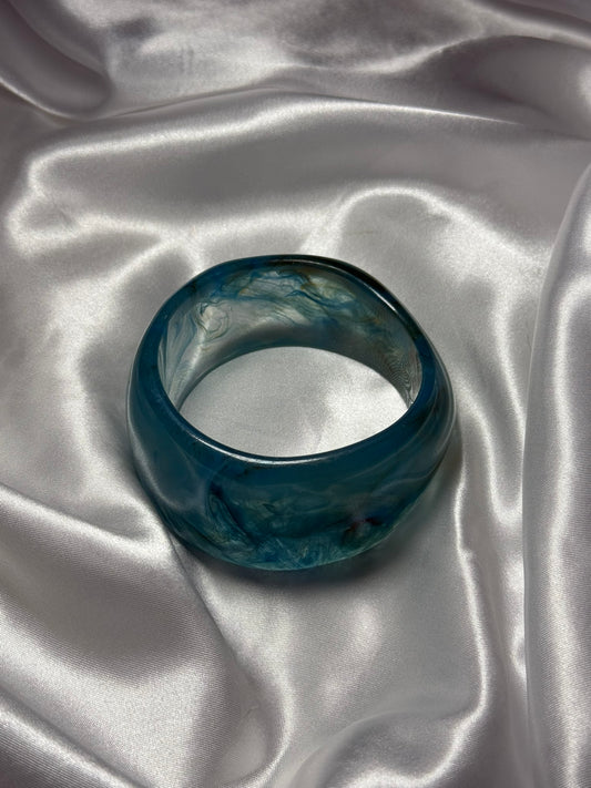 Bracelet Laguna en résine bleu sur fond blanc satiné - Onaïa Bijoux