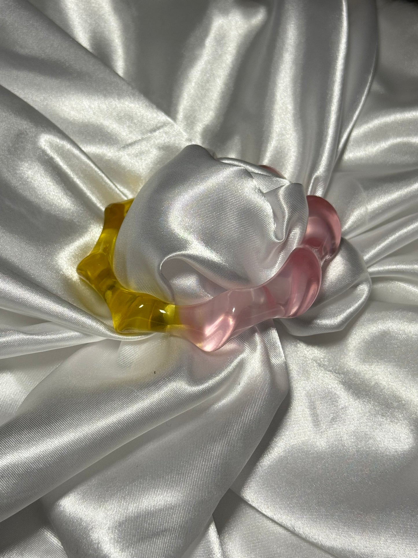 Bracelet Limonella en résine bicolore jaune et rose sur fond blanc satiné - Onaïa Bijoux