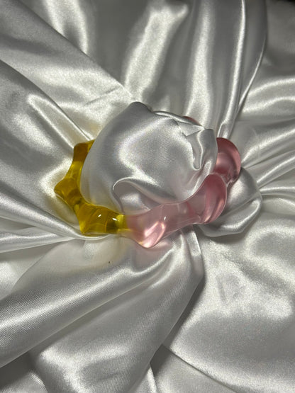 Bracelet Limonella en résine bicolore jaune et rose sur fond blanc satiné - Onaïa Bijoux
