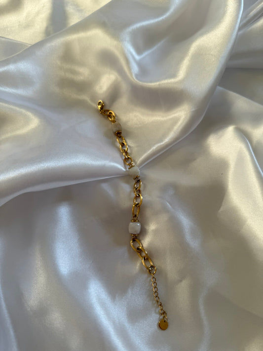 Bracelet Luce en acier inoxydable doré sur fond blanc satiné - Onaïa Bijoux