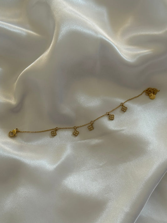 Bracelet Luzia en acier inoxydable doré sur fond blanc satiné - Onaïa Bijoux