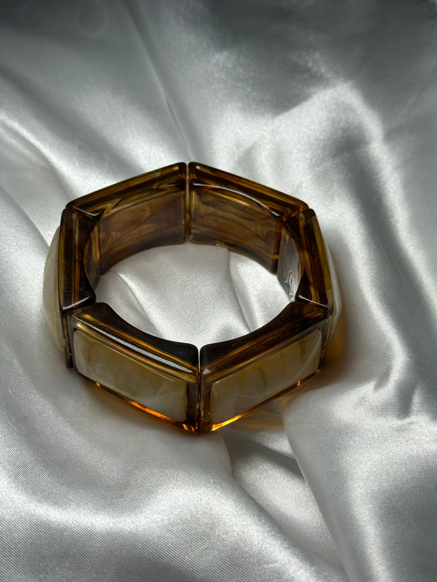 Bracelet Nerina en résine sur fond blanc - Onaïa Bijoux