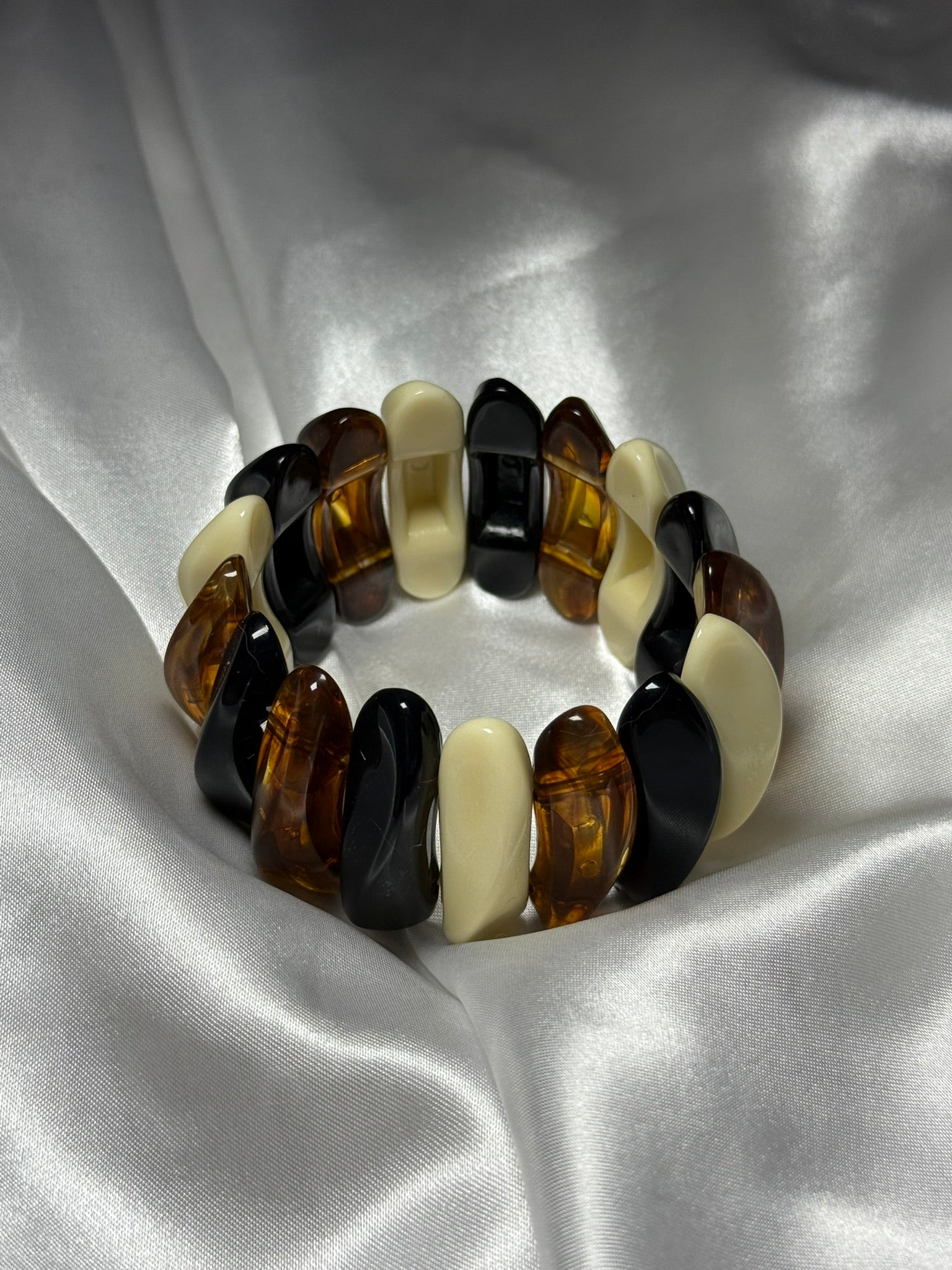 Bracelet Obscura en résine ivoire ambre et noir sur fond blanc satiné - Onaïa Bijoux