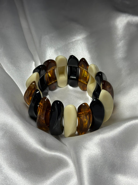 Bracelet Obscura en résine ivoire ambre et noir sur fond blanc satiné - Onaïa Bijoux