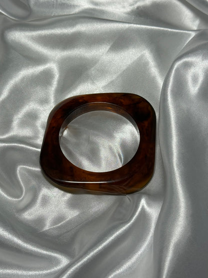 Bracelet Ambra en résine ambre sur fond blanc satiné - Onaïa Bijoux