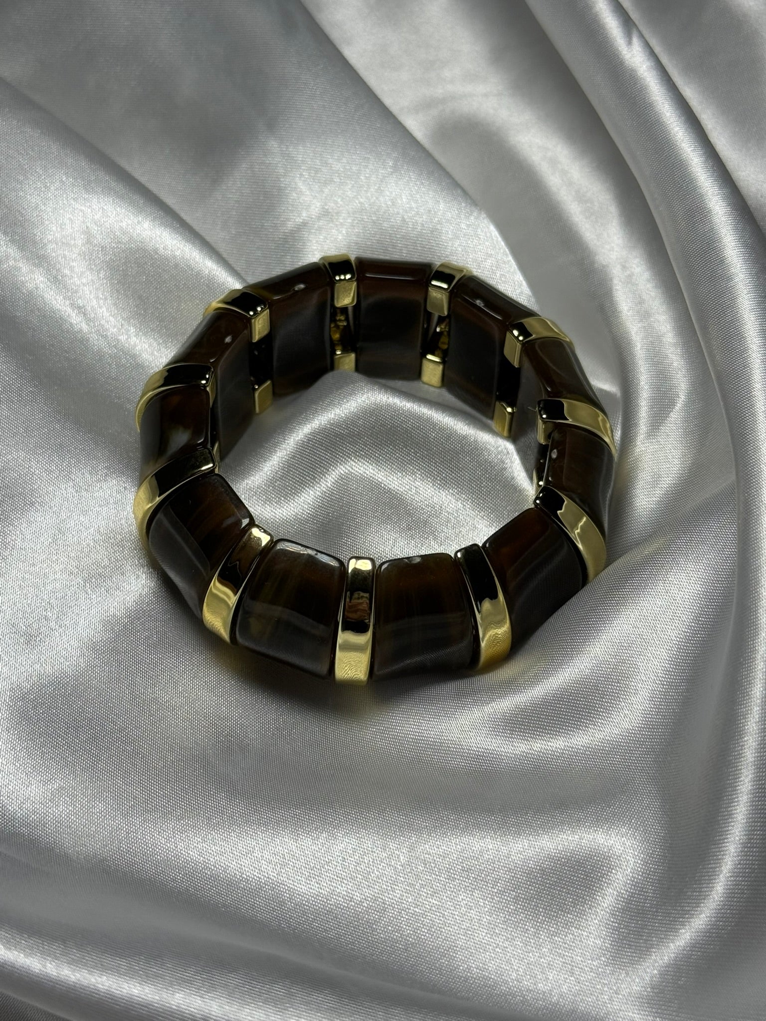 Bracelet Brunessa en résine et acier inoxydable doré sur fond blanc satiné - Onaïa Bijoux