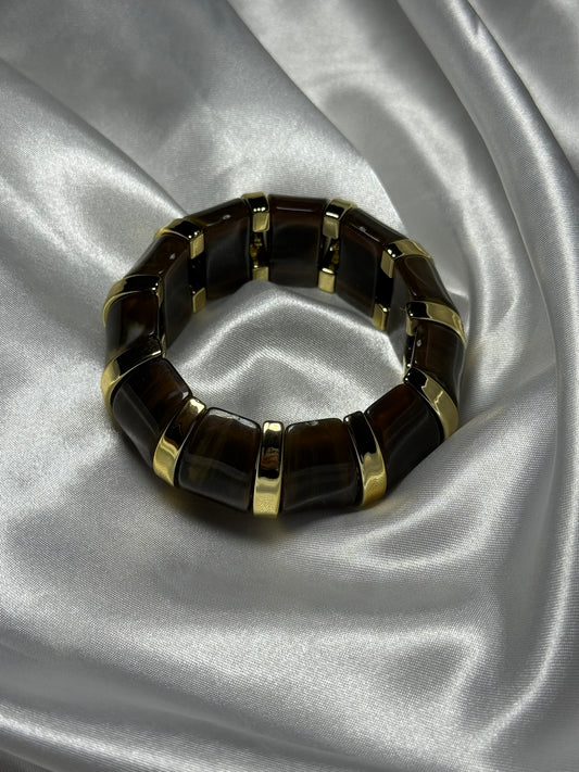 Bracelet Brunessa en résine et acier inoxydable doré sur fond blanc satiné - Onaïa Bijoux