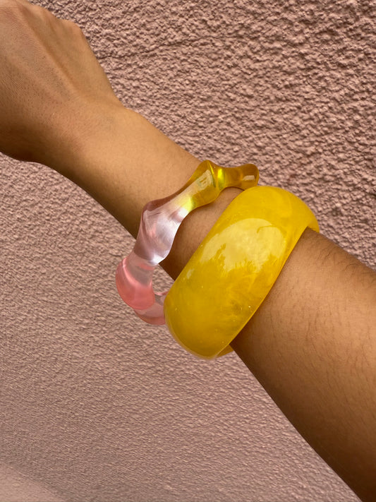 Bracelet Citronella porté en superposition du bracelet Limonella deux création en résine signés Onaïa bijoux
