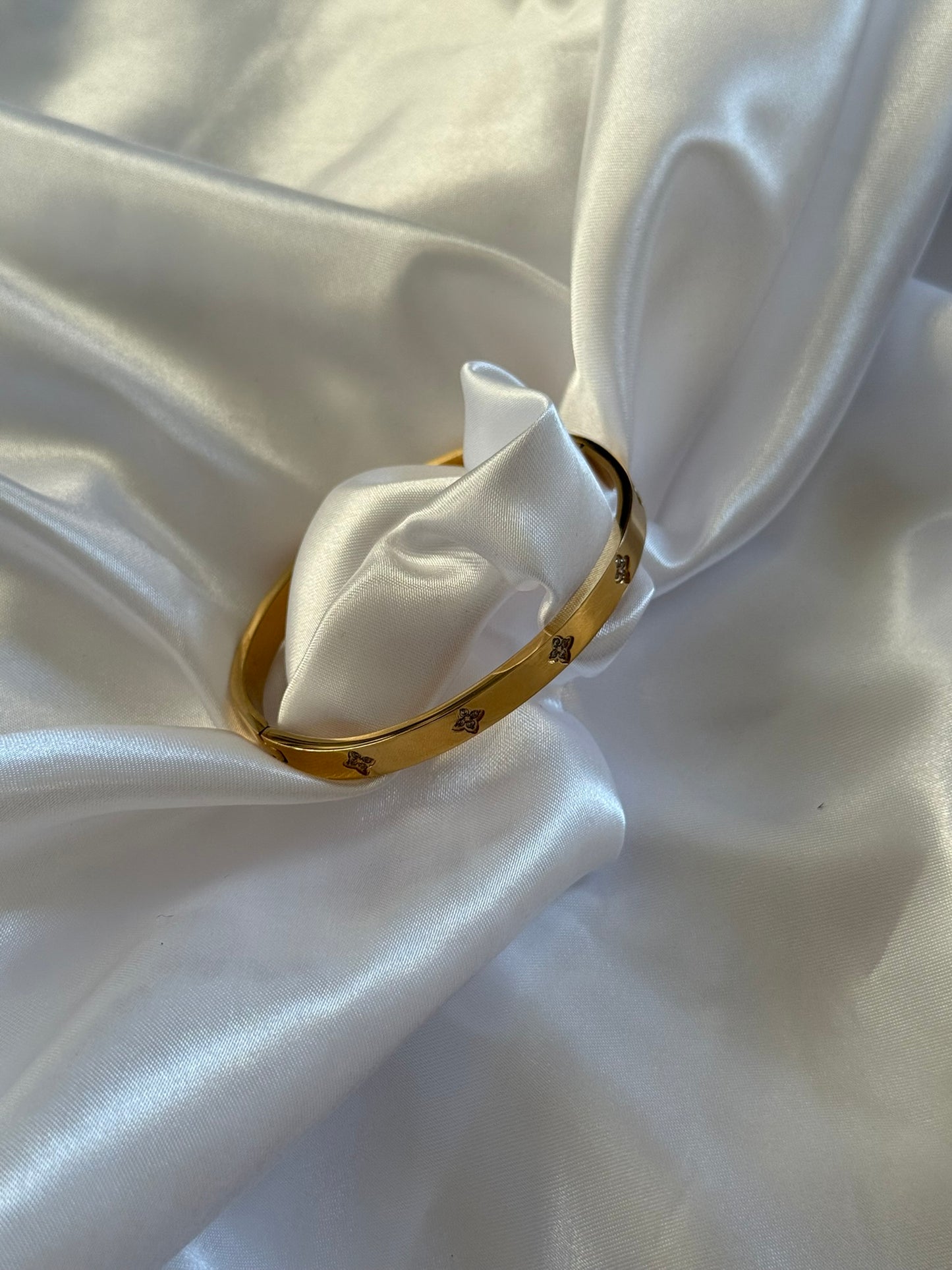 Bracelet Marguerita en acier inoxydable doré sur fond blanc satiné - Onaïa Bijoux