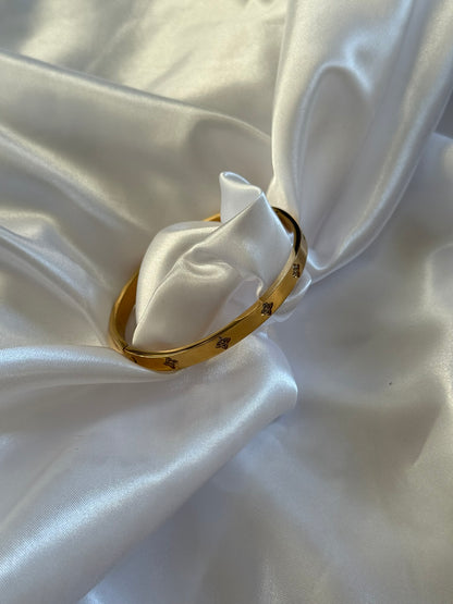 Bracelet Marguerita en acier inoxydable doré sur fond blanc satiné - Onaïa Bijoux