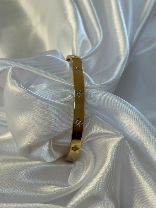 Bracelet Marguerita en acier inoxydable doré sur fond blanc satiné - Onaïa Bijoux