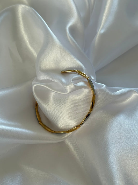 Bracelet Sardina en acier inoxydable doré et argenté sur fond blanc satiné - Onaïa Bijoux