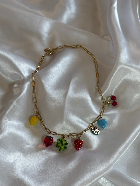 Collier Dolce Vita en acier inoxydable doré sur fond blanc satiné - Onaïa Bijoux