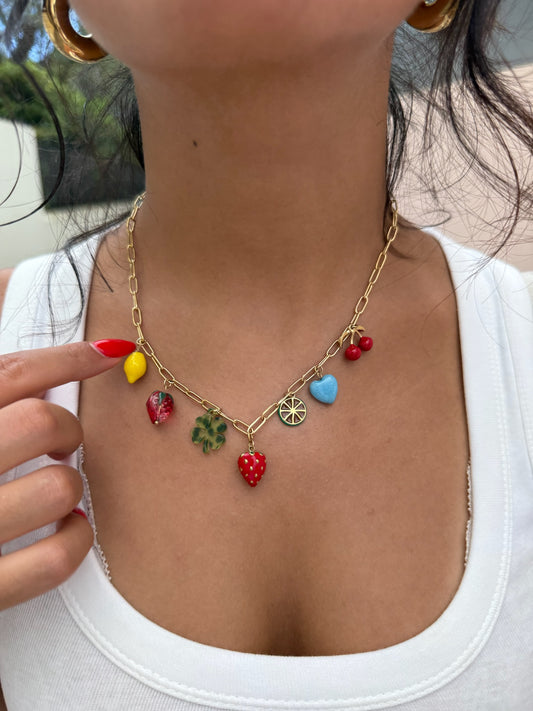 Collier Dolce Vita en acier inoxydable porté par une jeune femme en bord de mer -Onaïa Bijoux