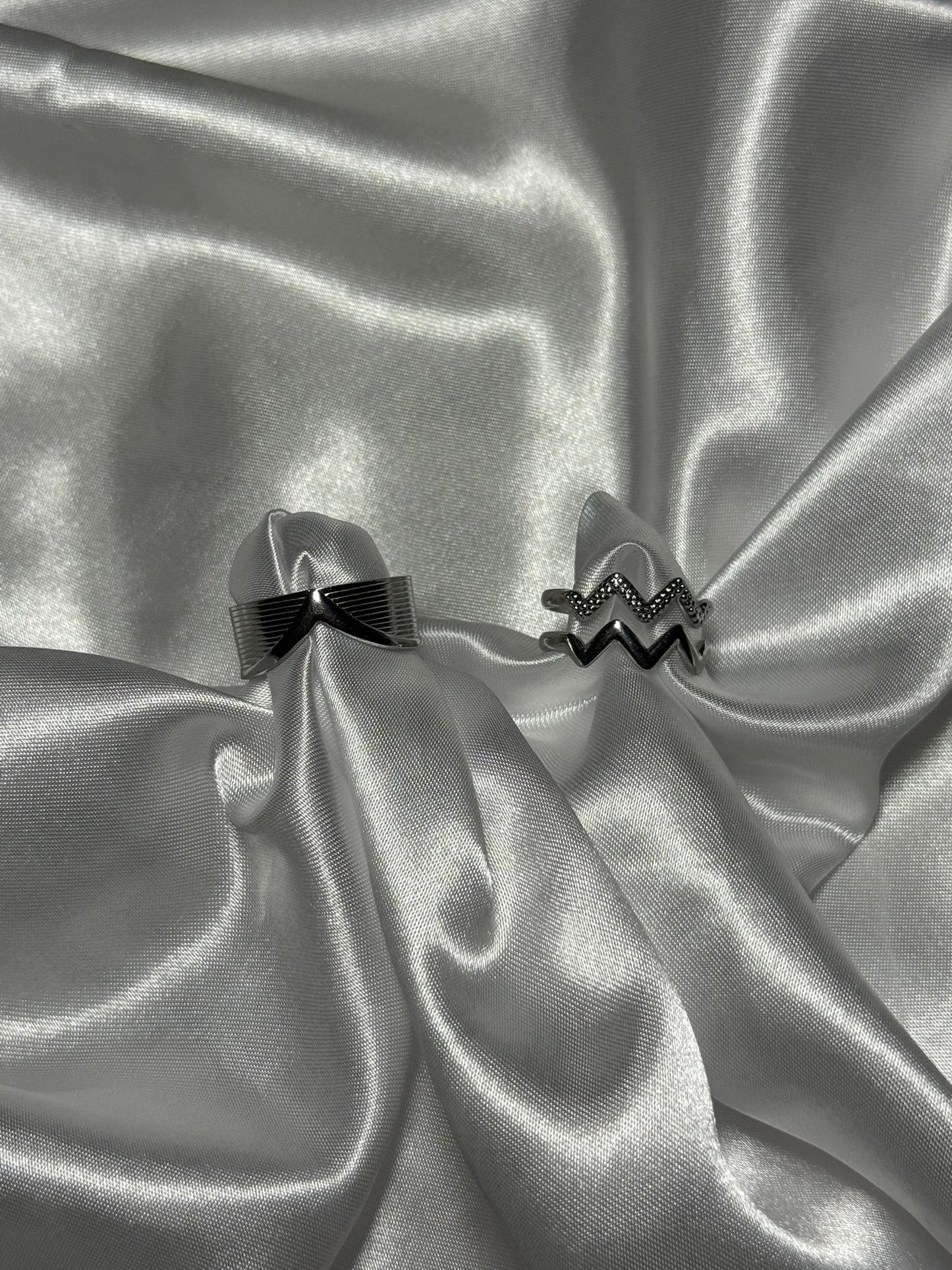 Duo de bagues Lyra en acier inoxydable argenté sur fond blanc satiné - Onaïa bijoux