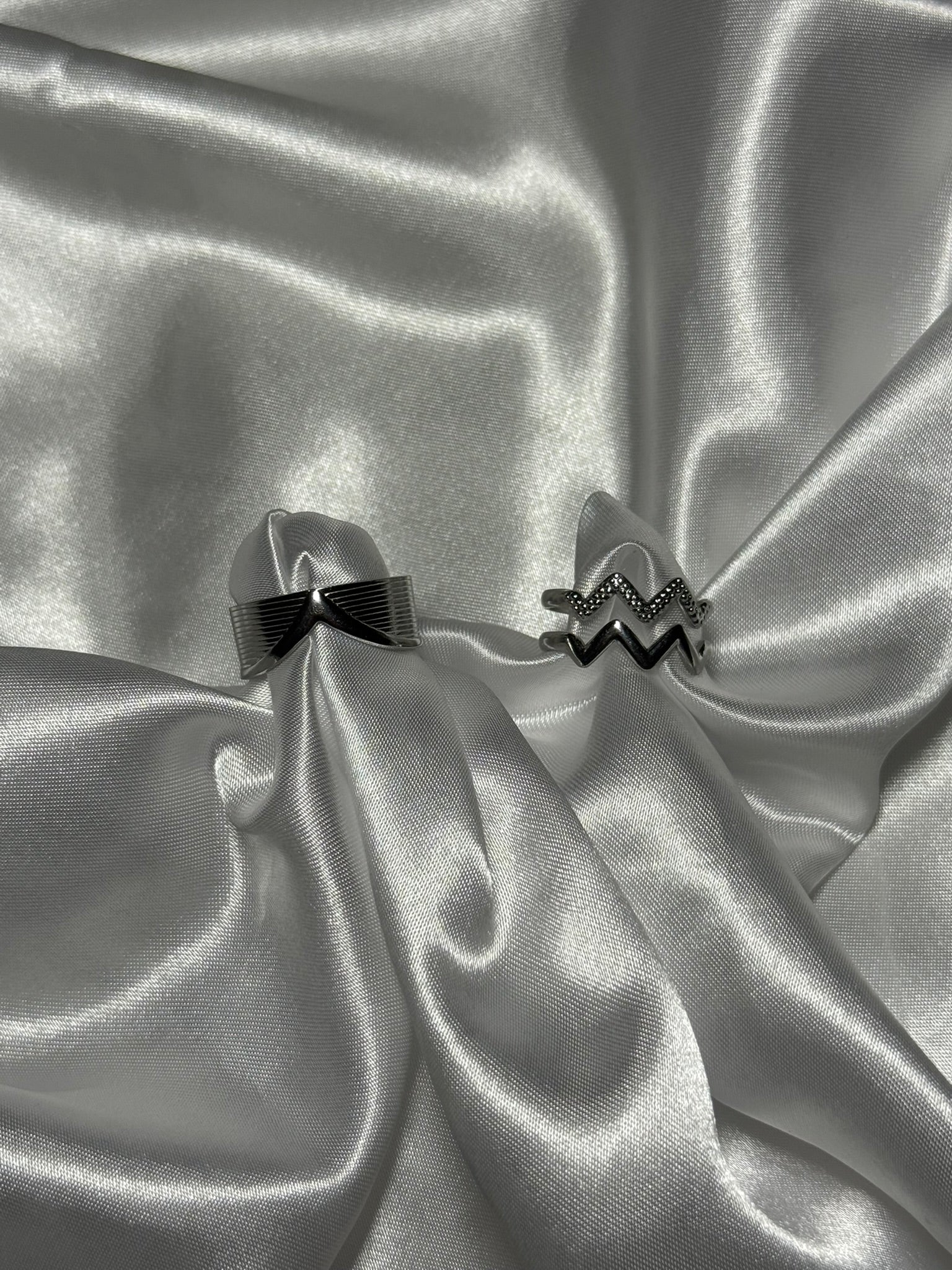 Duo de bagues Lyra en acier inoxydable argenté sur fond blanc satiné - Onaïa bijoux
