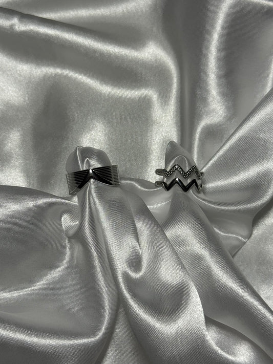 Duo de bagues Lyra en acier inoxydable argenté sur fond blanc satiné - Onaïa bijoux
