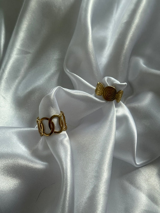 Duo de Bagues amaranta en acier inoxydable doré sur fond blanc satiné - Onaïa Bijoux