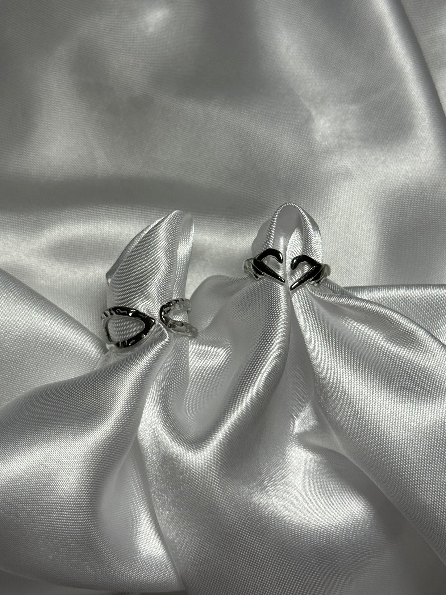 Duo de bagues Amelina en acier inoxydable argenté sur fond blanc satiné - Onaïa Bijoux