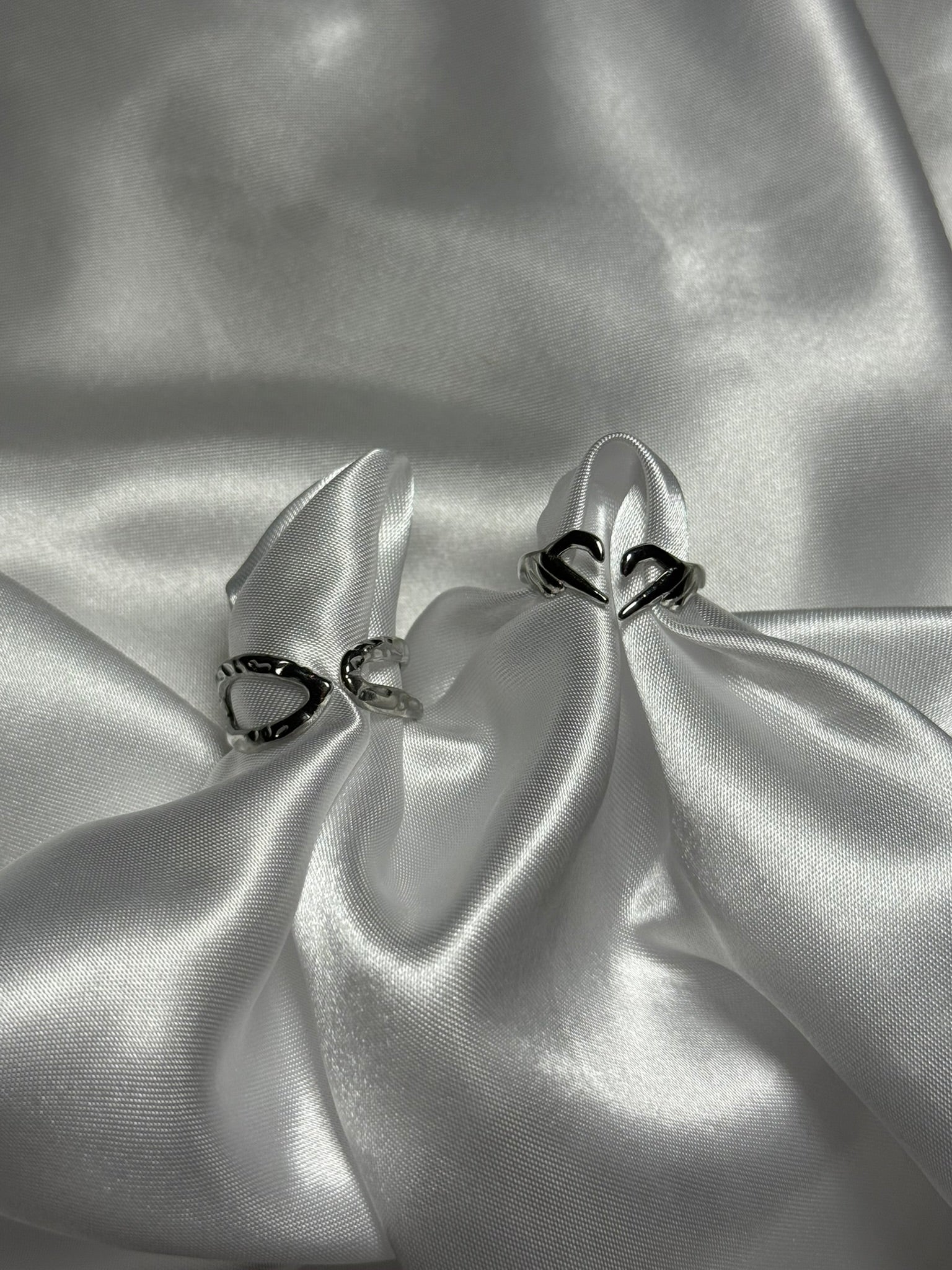 Duo de bagues Amelina en acier inoxydable argenté sur fond blanc satiné - Onaïa Bijoux
