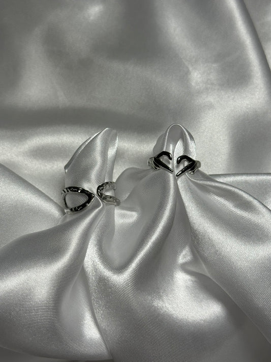 Duo de bagues Amelina en acier inoxydable argenté sur fond blanc satiné - Onaïa Bijoux