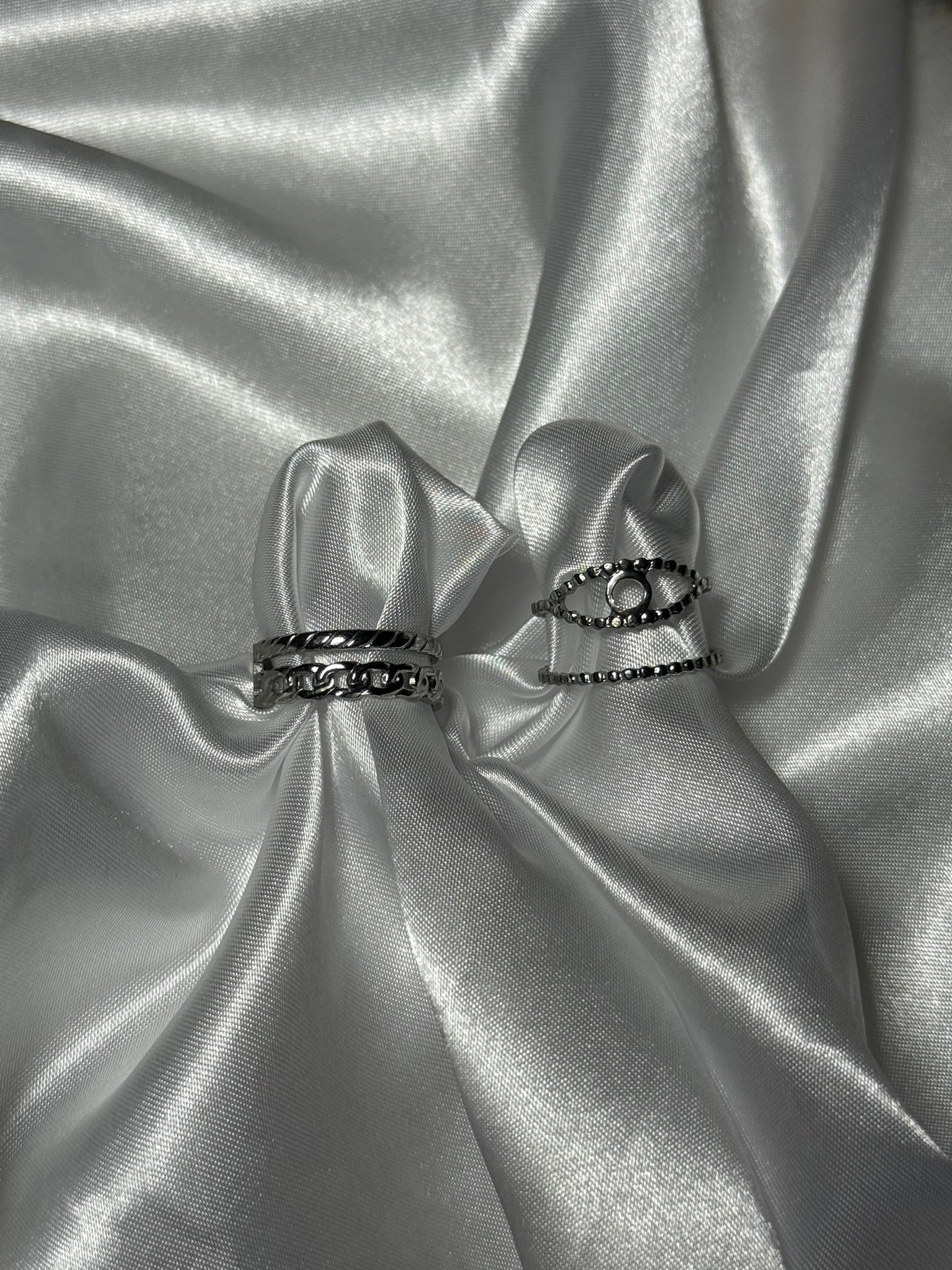 Duo de bagues Astra en acier inoxydable argenté sur fond blanc satiné - Onaïa Bijoux