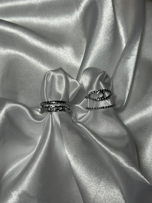 Duo de bagues Astra en acier inoxydable argenté sur fond blanc satiné - Onaïa Bijoux