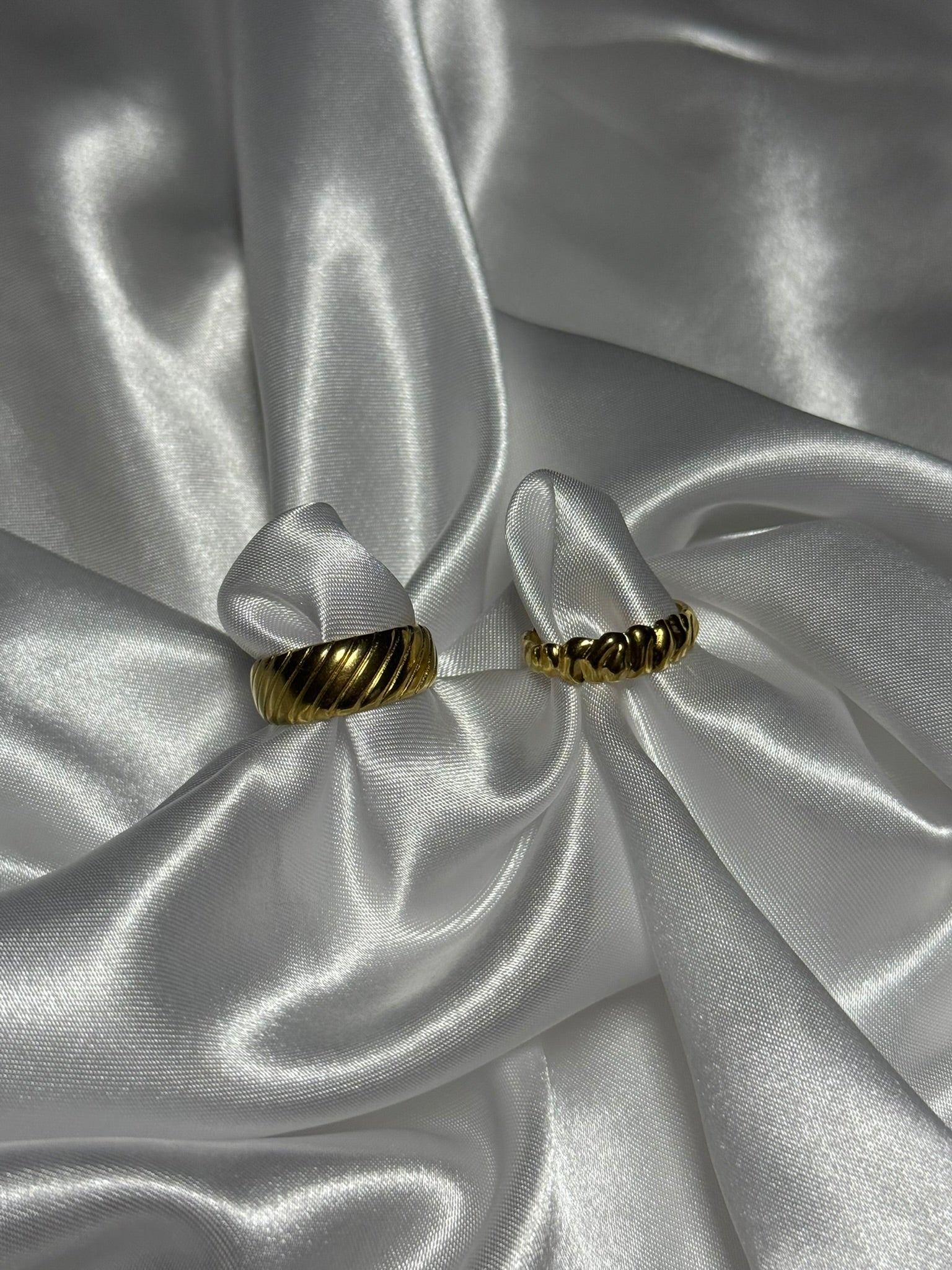 Duo de bagues Cordelia en acier inoxydable doré sur fond blanc satiné - Onaïa Bijoux