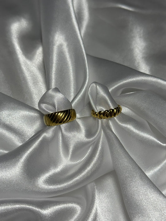Duo de bagues Cordelia en acier inoxydable doré sur fond blanc satiné - Onaïa Bijoux