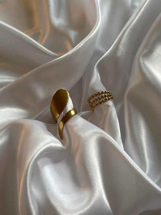 Duo de bagues duna en acier inoxydable doré sur fond satiné signé Onaia bijoux