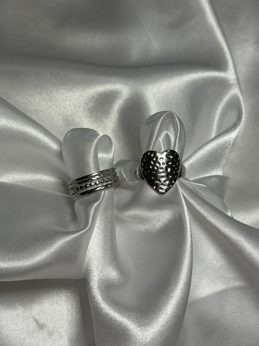 Duo de bagues Elura en acier inoxydable argenté sur fond blanc satiné - Onaïa Bijoux