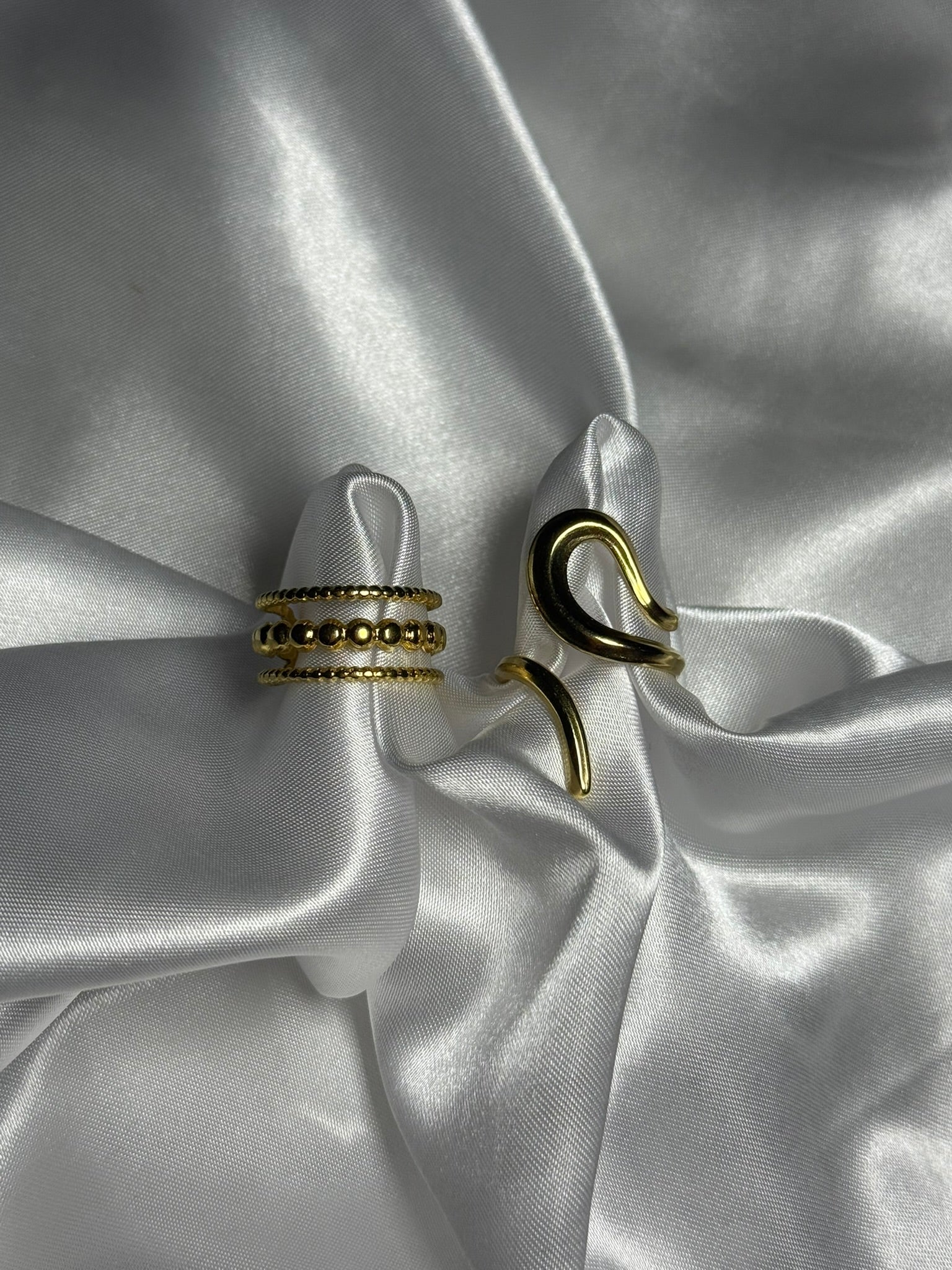 Duo de bagues Liora en acier inoxydable doré sur fond blanc satiné - Onaïa Bijoux