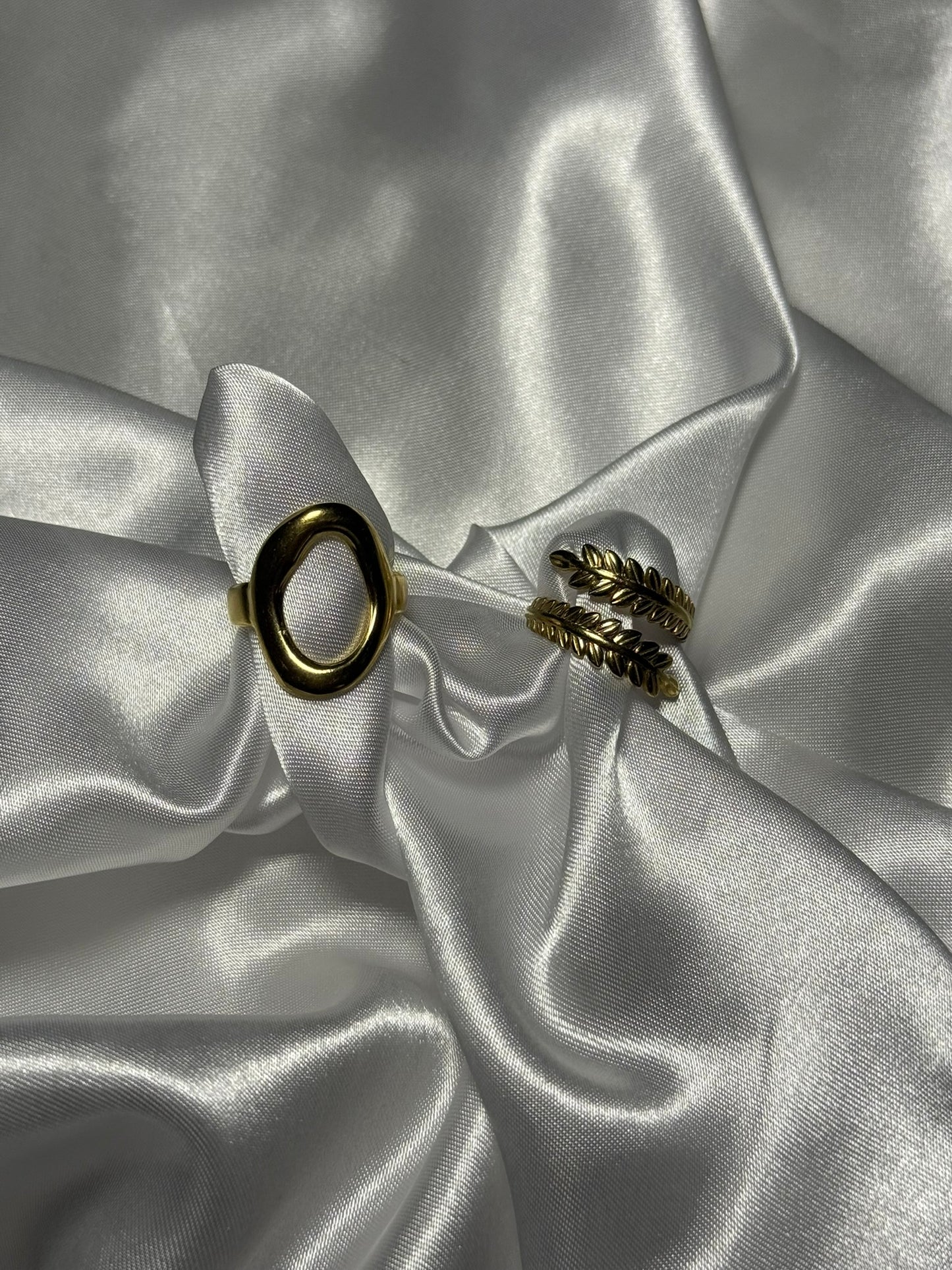Duo de bagues Selva en acier inoxydable doré sur fond blanc satiné - Onaïa Bijoux