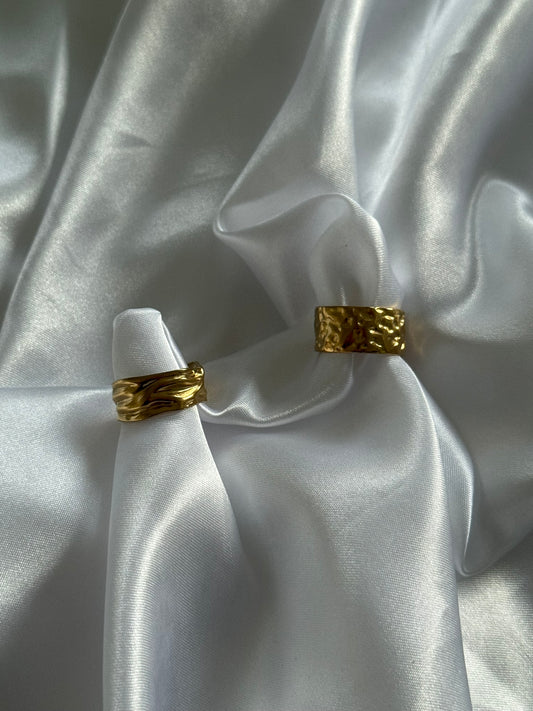 Duo de bagues Vulcana en acier inoxydable doré sur fond blanc satiné - Onaïa Bijoux