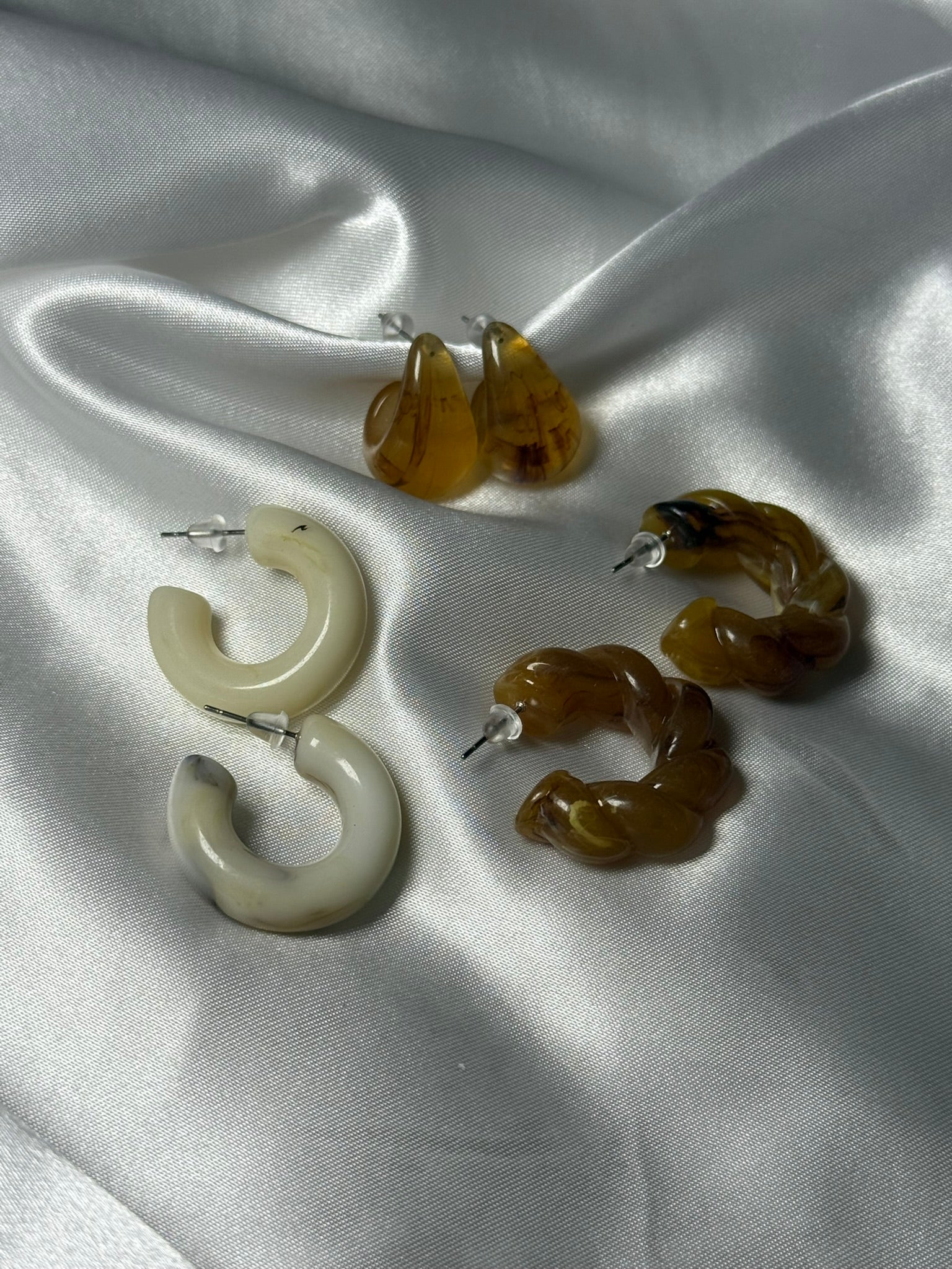Trio de boucles d'oreilles ambrata en résine ivoire et ambre sur fond blanc satiné - Onaïa Bijoux