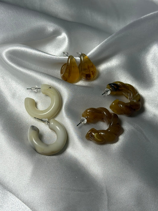 Trio de boucles d'oreilles ambrata en résine ivoire et ambre sur fond blanc satiné - Onaïa Bijoux