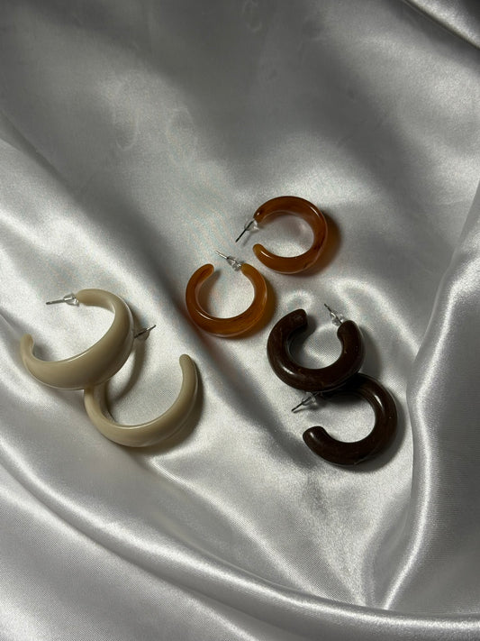 Trio de boucles d'oreilles sabbia en résine ivoire, ambre et marron sur fond blanc satiné - Onaïa bijoux