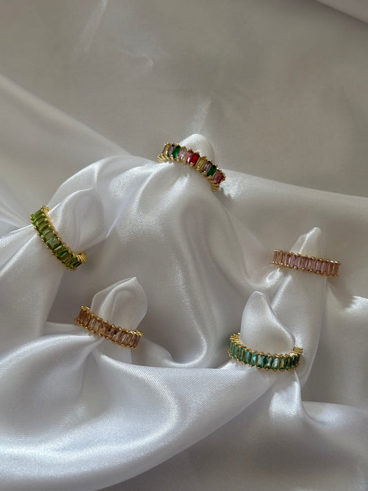 Bagues Gazania dorées en acier inoxydable, présentées en cinq variantes : strass multicolores, verts, vert d’eau, roses et champagne – Onaïa Bijoux