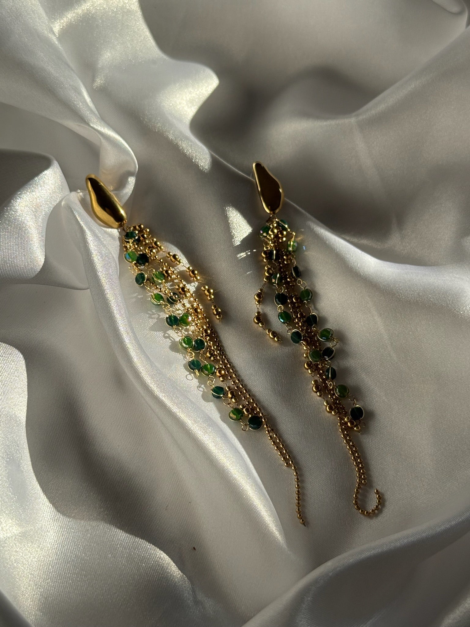 Boucles d’oreilles dorées Ondalga en acier inoxydable signées Onaïa Bijoux, ornées de perles vertes pour un éclat élégant et affirmé.